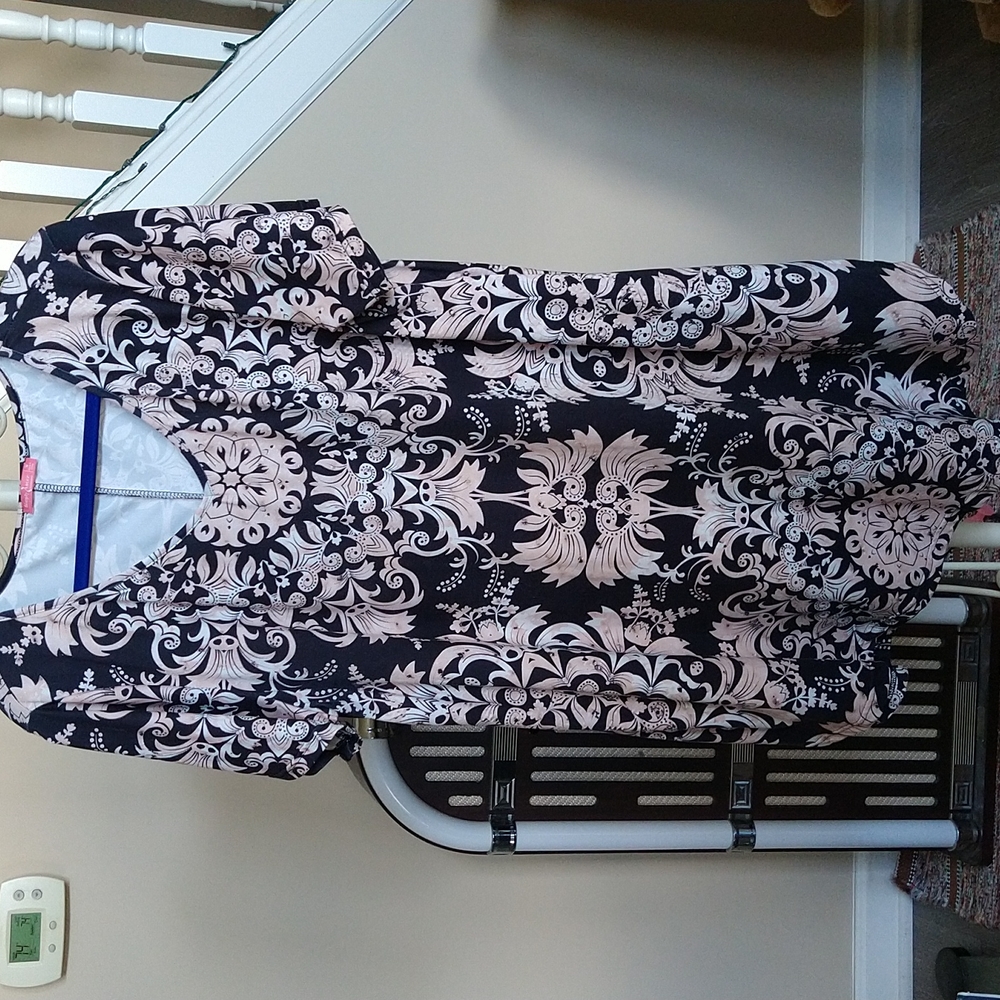 Simply Aster Short Sleeve Tunic/dress in black, and tan, cream pattern in sz 1X.